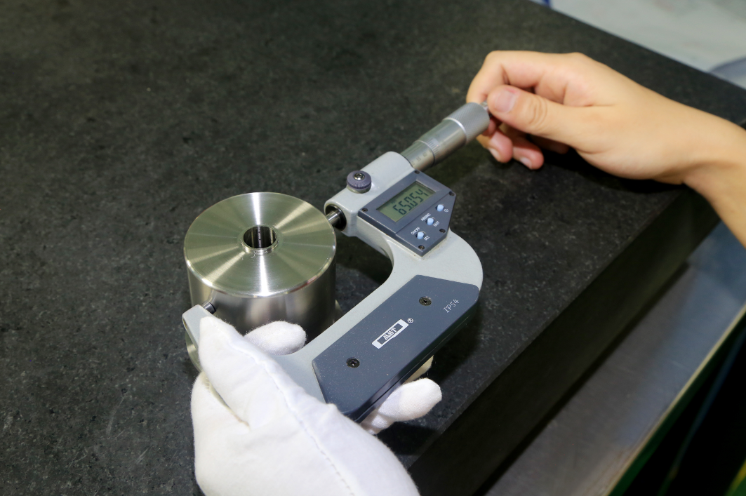How do Interpretation of CNC machining precision of precision parts?